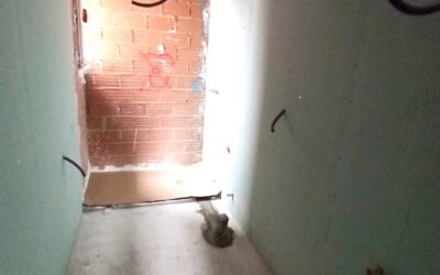Baño alicatado imitación terrazo.