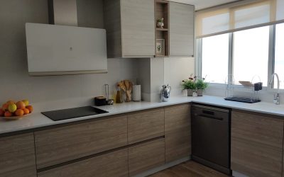 Cocina zona Pouet con mobiliario en tonos cálidos