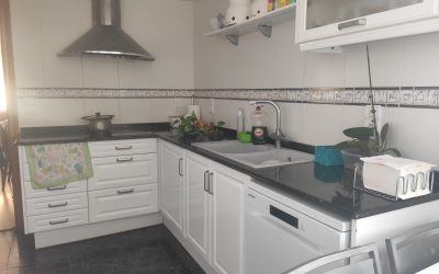 Cocina zona El Perelló neutra y atemporal